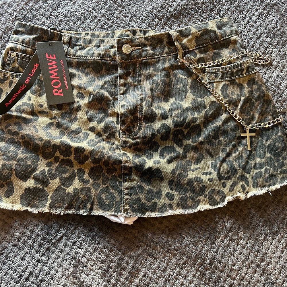 ROMWE Leopard Print Skirt with Chain Accent